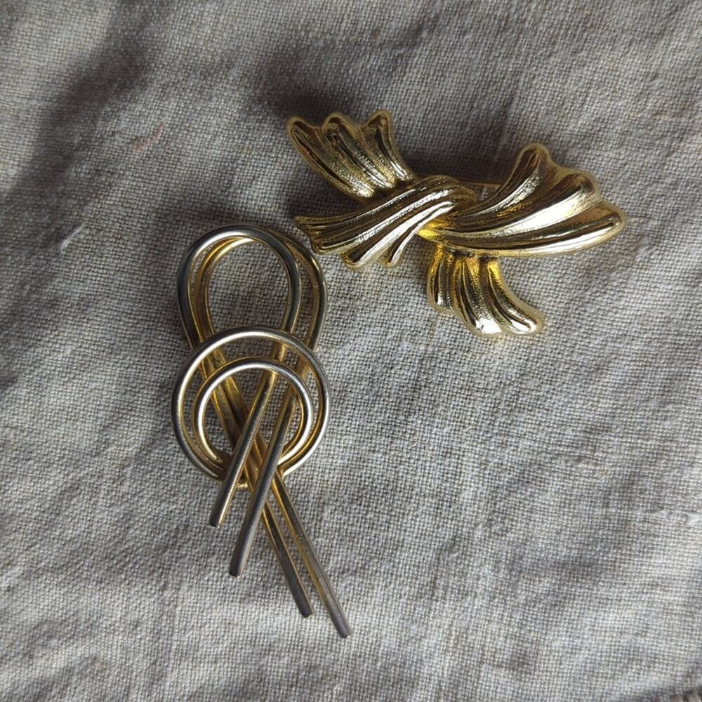 Vintage Signed Brooch Set – Gerry & Sarah Coventry Gold Tone Costume Jewelry - Picture 2 of 8